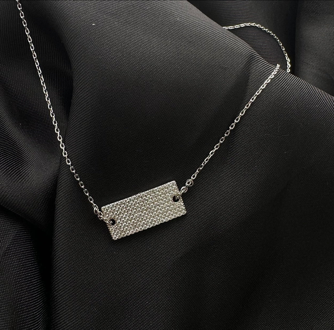 שרשרת פלטה משובצת